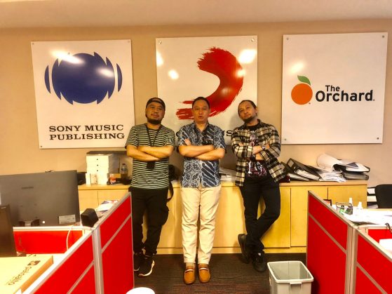 Gue bersama tim A&R Sony Music Entertainment Indonesia, Andrey Noorman (tengah), dan Edward Christanto (kiri, bertopi)